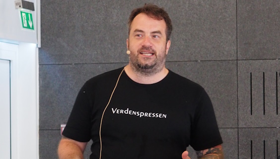 Morten Hammeken i sort T-shirt med hvidt tryk: Verdenspressen